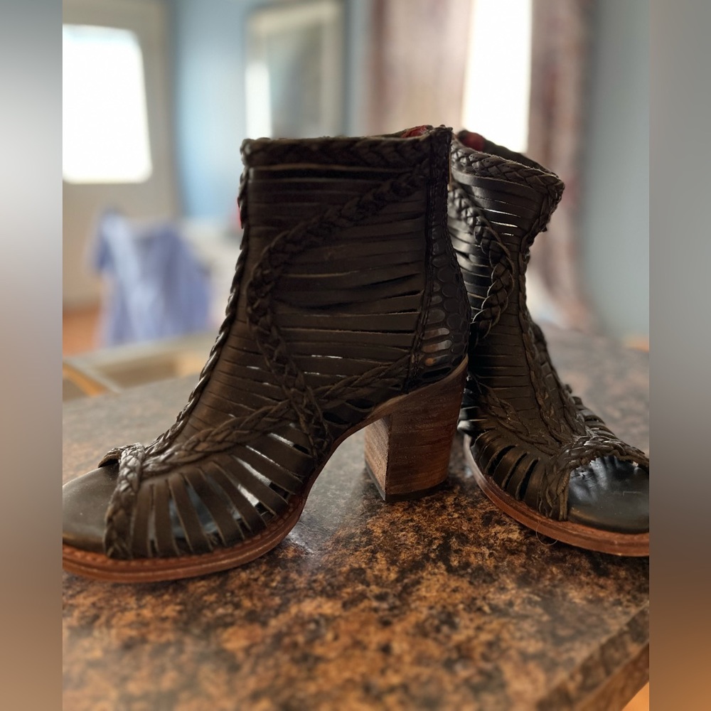 FREEBIRD size 6 gladiator sandals